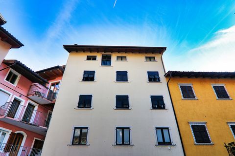 Zwischen den Tälern, die alte Geschichten flüstern, und den majestätischen Profilen der Dolomiten liegt Calliano, ein Ort, der einem Märchen entsprungen zu sein scheint. Hier, in dieser Umgebung der Stille und des Zaubers, ist dieses Anwesen verborge...