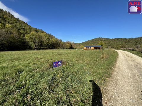 Flat land, in the mountains, South East exposure, approximately 1679m² It is not serviced, but water is nearby and electricity too. In this area there is no sewerage, it will be individual sanitation. An operational CU has been validated by town plan...