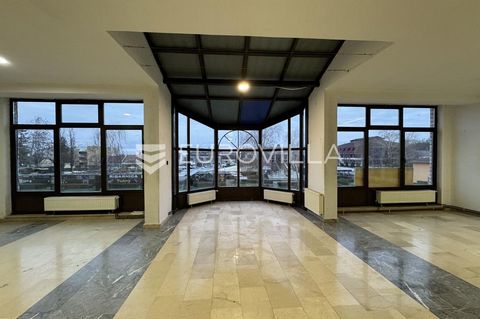 Đakovo, excellent office space for rent in the very center of Đakovo, perfect for various activities. The space covers 250 m2 and is located on the first floor. There is a public city parking lot in front of the bar, which makes access to the area si...