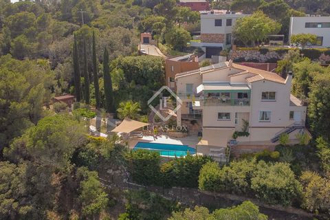 Charming Mediterranean villa with spectacular sea and mountain views, located in one of the most exclusive areas of Begur, within walking distance of the old town and Sa Riera beach. The house, completely renovated in 2018, offers a harmonious blend ...