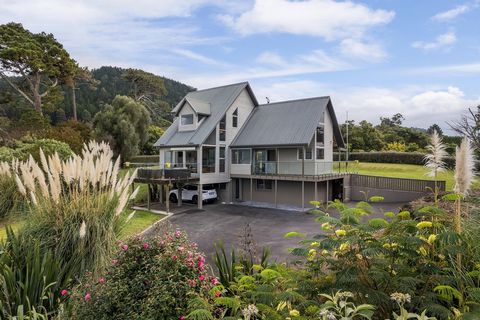 Dit stijlvolle, architectonisch ontworpen huis op een terrein van 1892 m2 is uitgebreid gerenoveerd en aangelegd om kleuren, materialen en texturen te combineren met de kust, landelijke omgeving en te genieten van een prachtig uitzicht op de binnenha...