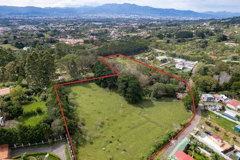 20832 - Altos del Santuario Farm, Heredia A vast piece of land spanning just under 30,000 m² awaits its visionary owner. This natural paradise combines the serenity of rural living with the convenience of being close to essential services—a perfect b...