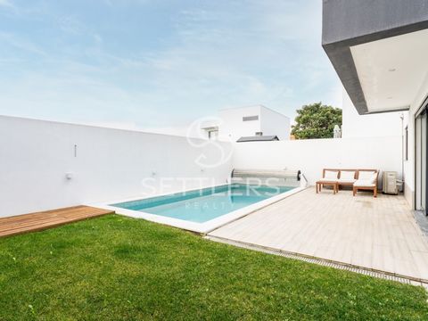 Contemporary 4-bedroom semi-detached house, 2 years old, located in a new development in Conceição da Abóboda, São Domingos de Rana. Set on a plot of 278 m² and with more than 193 m² of built area, it is spread across two floors as follows: Ground fl...