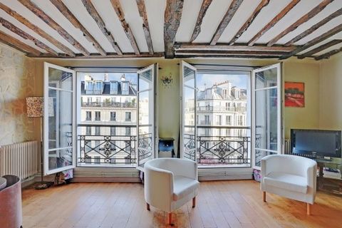 Zwischen dem Place des Vosges und dem Dorf Saint Paul, hinreißende 1-Zimmer-Wohnung von 55 m² im 4. Stock (kein Aufzug). Es besteht aus einer Eingangshalle, einem Wohnzimmer mit offener Küche, einem Schlafzimmer mit Duschbad und separatem WC. Ein Kel...