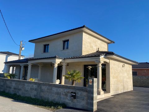 Located in Ambarès-et-Lagrave (33440), this house is located in an area popular for its calm and quality of life. Close to shops and schools, it offers a pleasant and family living environment. Easy access to public transport allows you to quickly re...