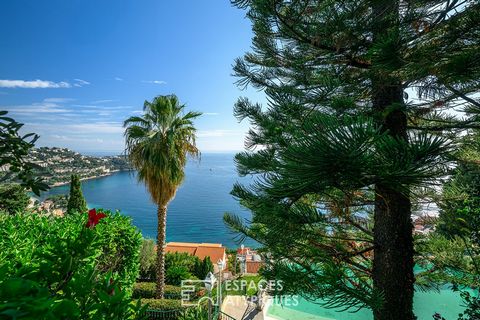 Majestätisch mit Blick auf das Meer und Cap Martin bietet diese außergewöhnliche Villa einen atemberaubenden Ausblick. Mit seinen 209 m2, die harmonisch auf einem Grundstück von 1.777 m2 integriert sind, ist es von einer Umgebung mediterraner Vegetat...