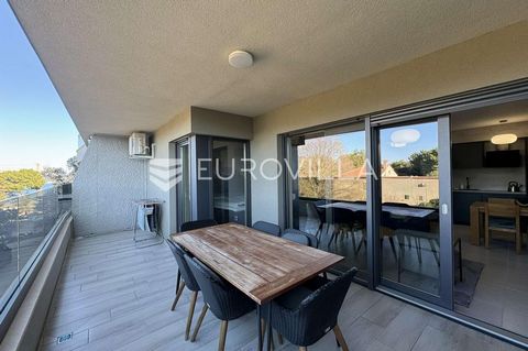 In the most sought-after location of the city of Pula, an apartment is for sale located on the second floor of a new and modern residential building. In its 65.77 m2 of living space, the entrance hall, living room with kitchen and dining room, two be...