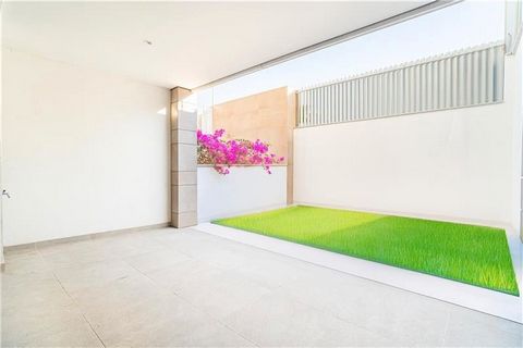 A estrenar. Planta baja con terrazas en residencial con piscina comunitaria. esta vivienda de 128m2 aprox. más 53m2 aprox. de terrazas, amplio salón comedor con cocina integrada amueblada y salida a terraza, coladuria, 3 dormitorios dobles con armari...