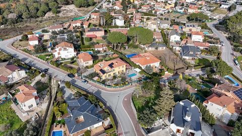 House in Vallés Oriental - Caldes de Montbui Welcome to your new home! This house in Caldes de Montbui is perfect for two families, with independent spaces, who are looking for tranquility and space. Key Features: Private Pool: Enjoy moments of relax...