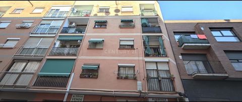 Opportunity Penthouse with Elevator Penthouse with elevator in Mollet del Valles, ideal for families. The property consists of 55 m² built, very well distributed in 3 bedrooms, living room, kitchen, a toilet and balcony with unobstructed views. The i...