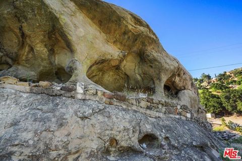 Welcome to Xanadu, a truly magical and hidden gem nestled within the breathtaking Santa Susanna Hills of Ventura County, California. For more than 75 years, Box Canyon has remained a well-kept secret, shrouded in mystery, and preserving its rich hist...