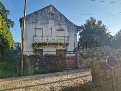 House for housing, located in São Paio, a few minutes from the city center of Gouveia. This villa is situated right next to the Mother Church, the Roman bridge and the St. Paio river. The villa has 3 floors, has storage space and garage on the ground...