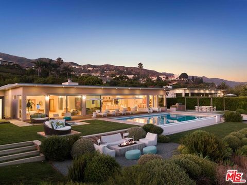 This private contemporary compound is designed as a serene sanctuary minutes from the Malibu Country Mart, Cross Creek, Nobu, Soho Beach house, and world class beaches. As one of four estates in a gated bluff top enclave known as THE WHO, offering pa...