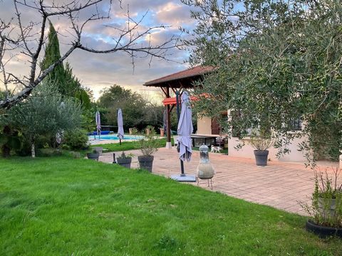 Dans un hameau au calme, à distance égale entre Mâcon et Bourg en Bresse,  villa  de standing de 197 M2 habitables environ comprenant  au rez de chaussée : un hall d'entrée avec placard, une grande cuisine entièrement équipée ouverte sur un salon-séj...