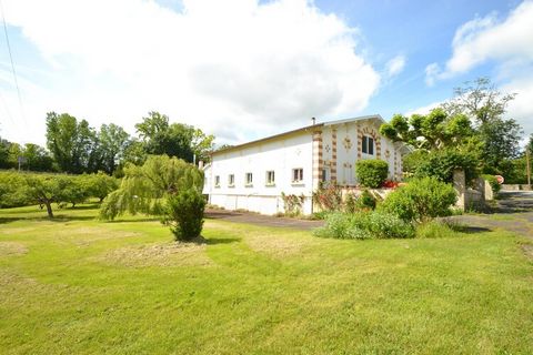 Maison spacieuse, bien située pour des excursions variées dans cette belle région viticole connue pour ses vins rouges, blancs et mousseux, dont ceux de Saint-Emilion. La ville de Bordeaux avec son centre-ville magnifiquement restauré, mais aussi les...