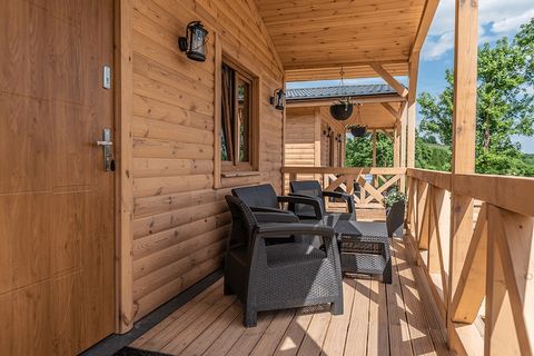 Maisons en bois confortables toute l'année à Duszniki Zdrój. Les maisons sont situées sur une colline surplombant le panorama d'une partie de la ville. Chaque maison dispose de : 2 chambres avec lits doubles, un séjour entièrement équipé (canapé conv...