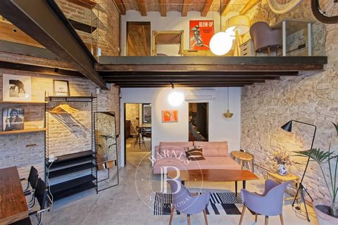 This exclusive 75 m² loft, complemented by a mezzanine, is located on the ground floor of an elegant building in a quiet street near the iconic Ciutadella Park. The property stands out for its sophisticated design and perfect blend of modernity and o...