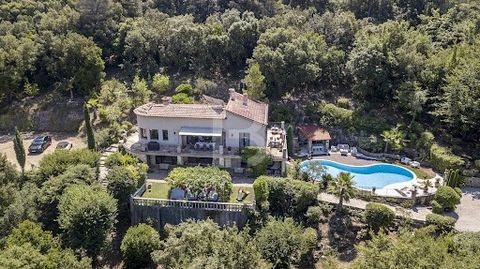 Exceptional property completely renovated and artfully styled to offer luxurious interiors, with a heated swimming pool and panoramic views. Ideally located just few minutes' walk from the village of Valbonne, this charming residence enjoys absolute ...