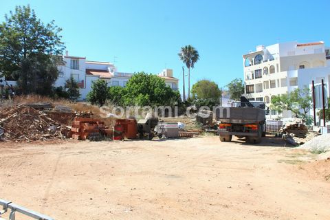 Incredible business opportunity This magnificent plot of land for construction has already had a project approved for the construction of a Hostel with twenty rooms, parking in the basement, located in the beautiful parish of Ferragudo. The excellent...