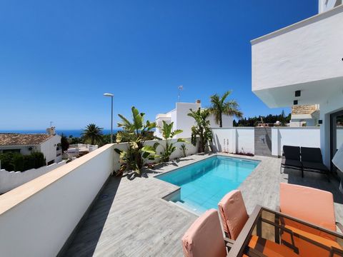 Villa in Nerja, modern design, with 4 bedrooms, with basement, parking and private pool and a terrace with beautiful sea views and just 5 minutes by car from the center and the beach. The property is located in the eastern area of ​​Nerja, 1,500 mete...