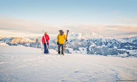 Diese moderne Wohnung ist 64 m² groß und kann bis zu 4 Personen beherbergen. Es verfügt über 2 Schlafzimmer mit Doppelbetten, 2 Bäder mit Dusche und einen Balkon. Die Wohnung befindet sich in Westendorf im Brixental in den Kitzbüheler Alpen. Der Skil...