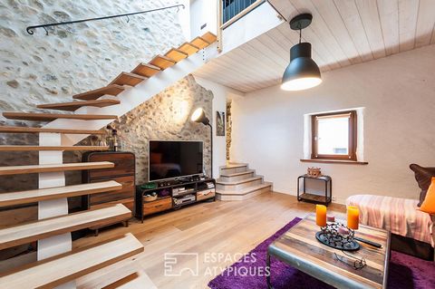 Located in the town of Saint-Julien-en-Genevois, this beautiful townhouse benefits from a location close to all amenities: shops, schools, transport. Only 5 minutes from the Swiss border, this building offers a useful area of 342 m2 and is divided in...