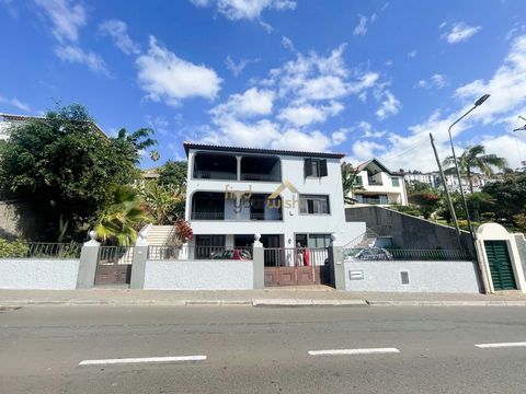 Located in Funchal. We present this stunning 4-bedroom villa located in one of the most prestigious areas of Funchal, with an unparalleled view over the bay and the Atlantic Ocean. This property is ideal for those looking for a perfect combination of...