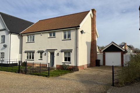 PEAR TREE CLOSE Combining timeless charm with contemporary living, this attractive detached house successfully merges the classic aesthetics and character of a traditional home with the modern conveniences expected in a newly built property. The exte...