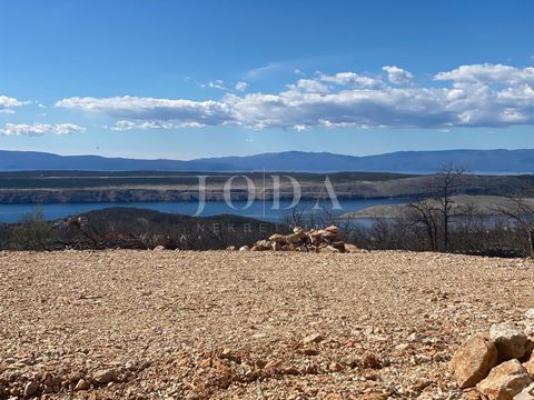 Location: Primorsko-goranska županija, Crikvenica, Jadranovo. In an extremely quiet location with a panoramic view of the entire Kvarner, a building plot of 705 m2 with a valid building licence and paid utilities is for sale. ID CODE: 6455 Josip Šiki...