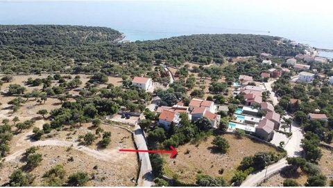 Location: Zadarska županija, Pag, Pag. NEW ON OFFER!! BUILDING LAND A building plot of 2298 m2 in Jakišnica on the island of Pag is for sale. The land is surrounded by villas and is located next to the road where there is electricity and water. The l...