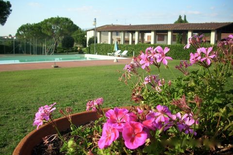 Questo tipico e autentico agriturismo, che ospita un totale di cinque appartamenti, sorge nel cuore della Toscana, tra le celebri Siena, Firenze e Arezzo. Arco è un appartamento in un cottage, proprio vicino alla reception. Gli interni sono rustici, ...