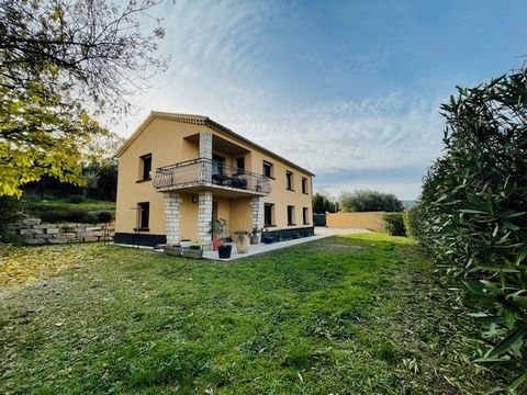 RARE ! A VISITER SANS TARDER ! Sur la commune d'Alès, dans un quartier privilégié, venez découvrir cette maison entièrement rénovée avec goût d'une superficie habitable de 130.62 m2 sur un terrain clos et arboré de 1435 m2. Elle se compose : Au rez-d...