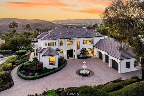 Welcome to Hidden Mountain Estates, an exclusive gated community where luxury and serenity meet in the heart of San Juan Capistrano. Perched on a premium lot spanning 19,500 sqft, 28484 Via Mambrino offers nearly 4,800 sqft of thoughtfully designed l...