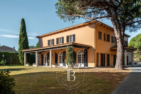 Barnes presents exclusively this imposing house, its plot and its distribution make it very special. Located in one of the best areas of Llavaneres, Rocafarrera offers everything the most demanding client could ask for, the sea views and the proximit...