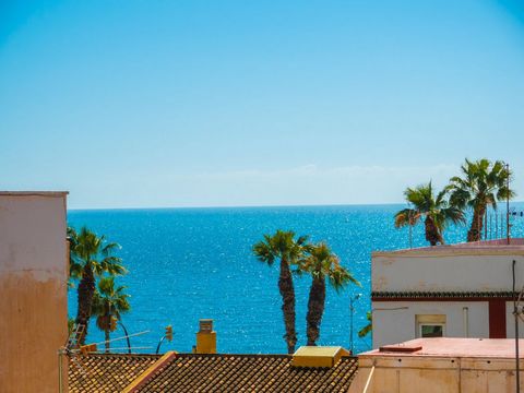 Located in Málaga. We offer you this wonderful house for sale in Malaga capital, 200 meters from La Caleta beach, in the Limonar-Mayorazgo area, with a constructed area of 280m², developed on 2 floors, to which are added two patios and a large roof t...