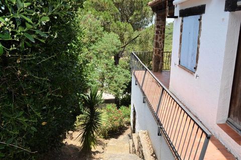 This charming holiday home, nestled in the peaceful area of 'Residencial Begur' on the Costa Brava, offers a cozy and rustic retreat for up to 4 people. The house features two comfortable bedrooms, one with a double bed and the other with a large bed...