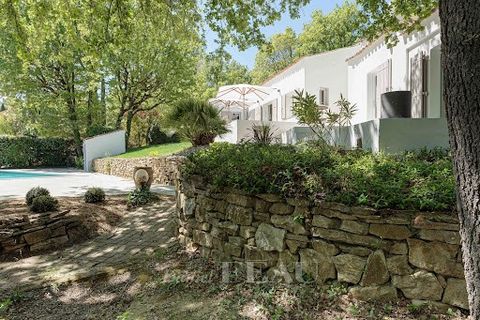 À 15 km à l'est d'Aix en Provence, au coeur d'un environnement calme et boisé, maison familiale de 200 m² habitables sur plus de 5000 m² de terrain, en bordure de forêt. La maison comprenant deux niveaux présente des lieux de vie ouverts sur l'extéri...