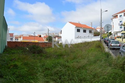 Terrain urbain situé dans un quartier calme et résidentiel de Casal de Cambra, idéal pour la construction de logements. Ce terrain de 358m² se distingue par son emplacement stratégique, avec un accès rapide aux services essentiels et aux principaux a...