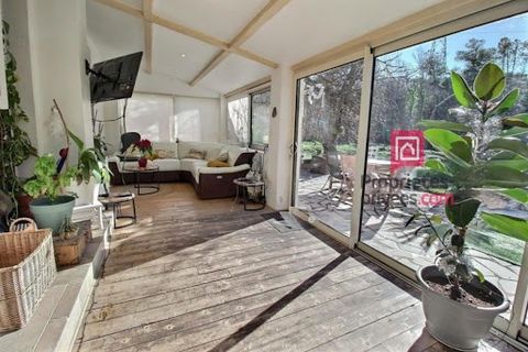 Magali BALDONI vous invite à découvrir cette villa de 140 m², orientée plein sud, implantée sur un vaste terrain arboré de 6000 m², où règne calme et sérénité, à seulement quelques minutes du centre de Bagnols-en-Forêt. Dès l'entrée, vous serez sédui...