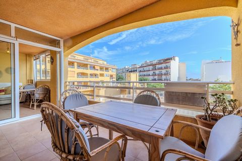 This bright and generously proportioned three bedroom, two bathroom apartment is in a prime spot near Javea’s Old Town. Located on the second floor with lift access, it features ample indoor and outdoor spaces, including an expansive 25m² terrace—ide...