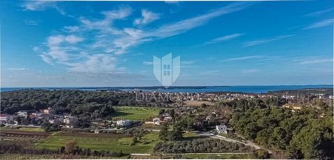 Location: Pula, Pula. Surroundings of Pula, Istria In a strategic location that provides easy access to the city of Pula and the tourist destination Fažana, a beautiful building plot of regular rectangular shape is for sale. There are well-kept beach...