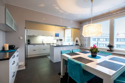 Stylish and modern townhouse in Pekankatu! This three-bedroom apartment combines elegance and practicality in the city center. The housing company is located on its own plot, and major renovations, such as window, balcony and pipe renovations, have b...