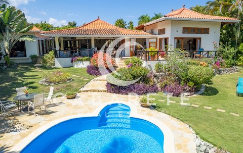 Casa de lujo en un entorno tropical   Esta casa de lujo en un entorno tropical presenta la oportunidad de vivir en un resort frente al mar con comodidades exclusivas. Podrás disfrutar de la paz y la tranquilidad en este enclave cerrado cerca de la pl...