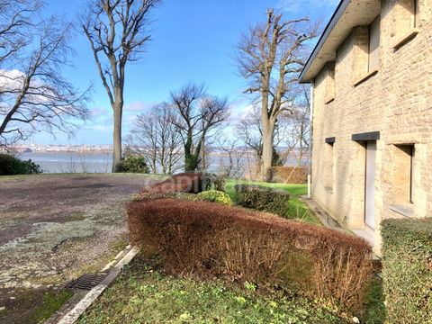 **Sur les hauteurs de Honfleur**, à seulement 3 minutes en voiture (10 min à pied) du quartier historique de Sainte-Catherine, découvrez cet appartement de 27 m² exposé à louest, offrant une vue imprenable sur la mer de la côte de Grâce. Situé au rez...