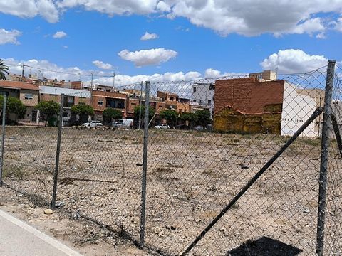 ATENCIÓN CONSTRUCTORES!!! Se vende solar en Puente Tocinos, pedanía muy demandada con respecto a viviendas. 318m2. Permitido edificar bajo+ cuatro plantas. No pierdan la oportunidad de construir al mejor precio-demanda a minutos del centro de Murcia....