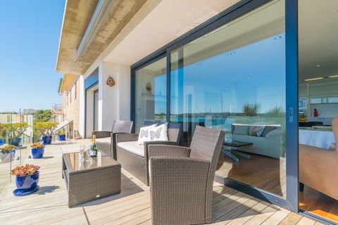 EspañolUnas impresionantes vistas al puerto de Portocolom te acompañarán durante los agradables momentos que pases en la fantástica terraza de este apartamento. Cada mañana o tarde será memorable, acompañada de un buen café o una exquisita copa de vi...