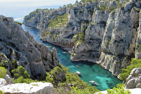 Questa vacanza tutto si mette a posto: nuove ville di lusso con piscina privata, aggiungere a questo il sole del Mediterraneo e il Mediterraneo e ti fanno sentire veramente come Dio in Francia. Gli ospiti sportivi possono visitare il campo da tennis ...