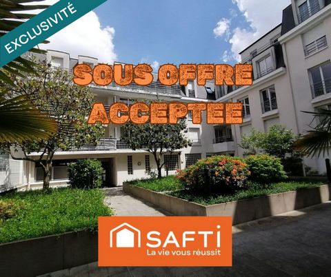 Daniel CONSTANTINO - Safti Immobilier *** EN EXCLUSIVITE *** : Situé au 3ème étage avec ascenseur d' un immeuble de 2005 répondant aux normes PMR, plein centre ville tout en étant au calme, proche commerces, écoles et transports. RAVALEMENT VOTÉ et P...