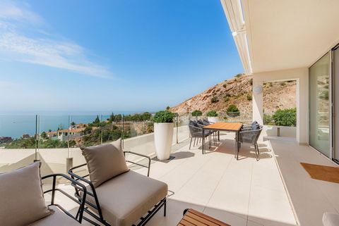 Discover the duplex corner penthouse of your dreams with panoramic views of the sea, the the port of Fuengirola and all the way to Gibraltar. Imagine waking up every morning surrounded by the serenity of the sea, view all the way to Gibraltar, and th...