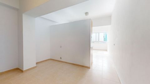 We present this charming studio for sale, located in a privileged location just 100 meters from the famous Las Canteras beach. Located on a high floor of a well-maintained building with an elevator, this apartment is perfect for both investors and th...